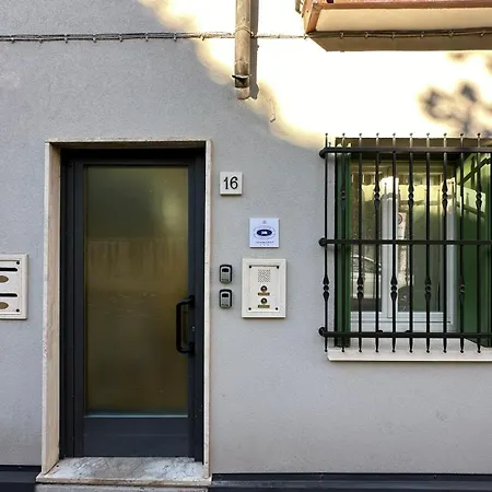 Casa Mirandola - Primo Piano Apartament *